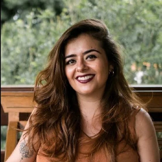 Retrato de Tatiana Lazzarotto sorrindo, ao ar livre